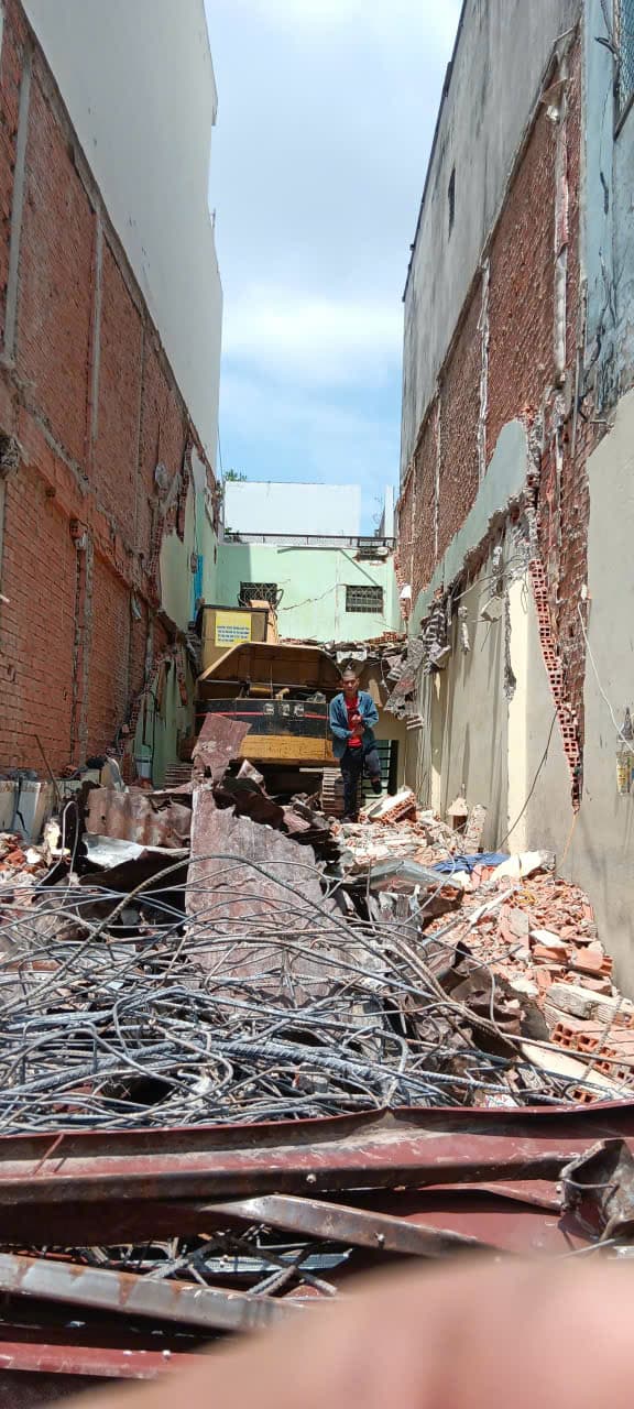 Phá dỡ nhà kho tại Bình Tân