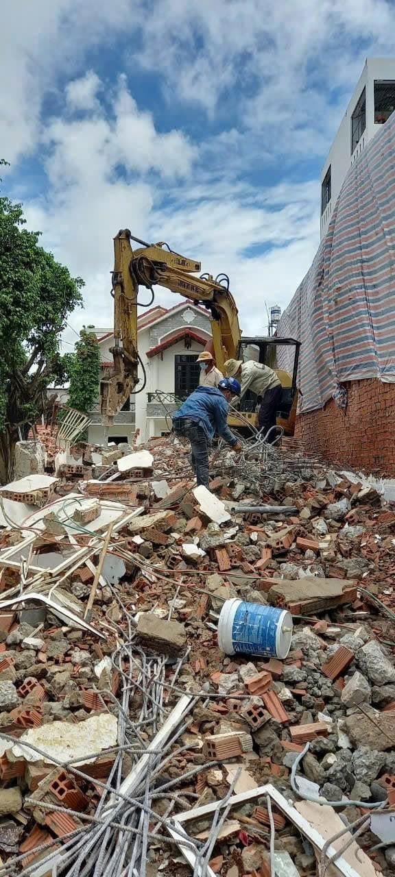 Máy xúc phá dỡ công trình