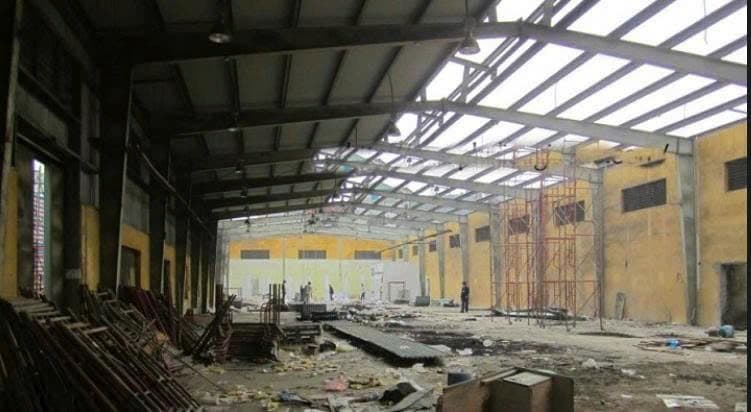 Phá dỡ nhà kho tại Bình Tân