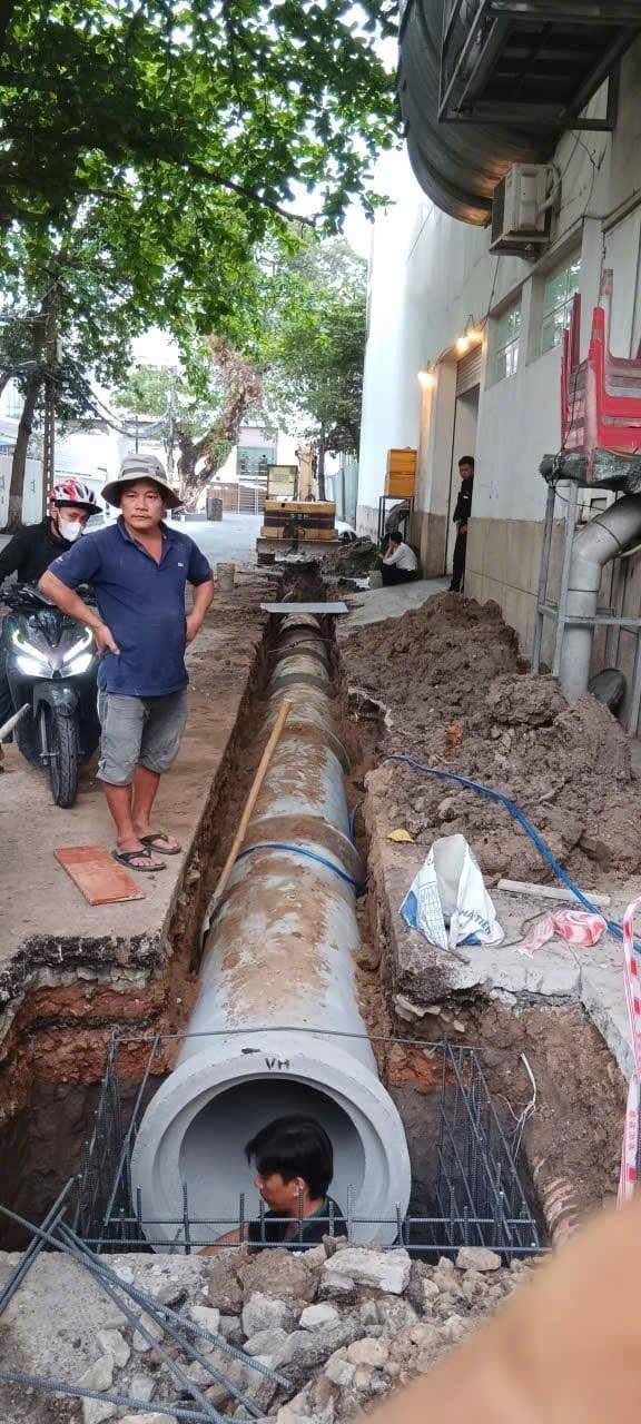 Đào đường ống thoát nước tại Quận 9